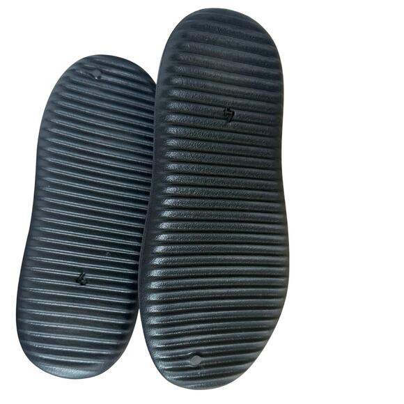 Yeezy Slides Slippers YZY SL-01 Black Size 4 - New - Picture 9 of 11